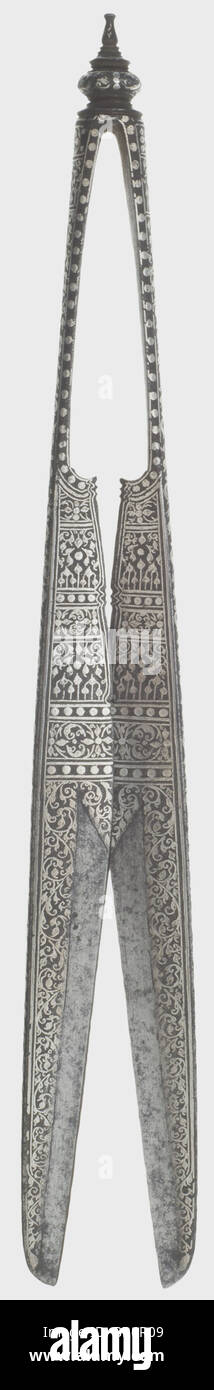 Un paio di forbici rinascimentali argentate, Italia, Venezia(?), 16th secolo. Ferro forgiato. Ad eccezione dei bordi, l'intera superficie di entrambi i lati decorata con inserti floreali e ornamentali in argento. Pompiera a forma di balaustra. Fine stato di conservazione. Lunghezza 33 cm. Cfr. Catalogo espositivo, Realizzato in ferro, Houston, Texas 1966, n. 196 con un paio di forbici quasi identiche. storico, storico, 16th secolo, artigianato, artigianato, artigianato, artigianato, oggetti, oggetti, alambicchi, clippings, tagli, tagli, belle arti, arte, artful, Foto Stock