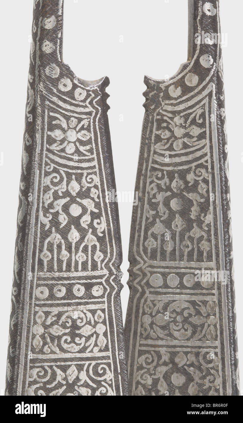 Un paio di forbici rinascimentali argentate, Italia, Venezia(?), 16th secolo. Ferro forgiato. Ad eccezione dei bordi, l'intera superficie di entrambi i lati decorata con inserti floreali e ornamentali in argento. Pompiera a forma di balaustra. Fine stato di conservazione. Lunghezza 33 cm. Cfr. Catalogo espositivo, Realizzato in ferro, Houston, Texas 1966, n. 196 con un paio di forbici quasi identiche. storico, storico, 16th secolo, artigianato, artigianato, artigianato, artigianato, oggetti, oggetti, alambicchi, clippings, tagli, tagli, belle arti, arte, artful, Foto Stock