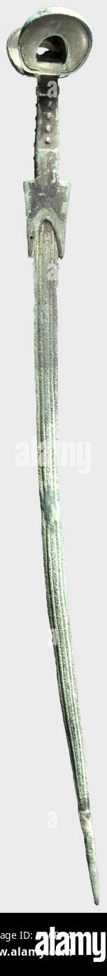 Una spada di bronzo del Luristan, circa 1200 a.C. bronzo con patina verde. Lama sottile, leggermente piegata (specialmente verso il punto) con tre creste su entrambi i lati. Impugnatura a V con impugnatura angolata, a gradini e a battuta. Impugnatura caratteristica a ventaglio con pommel scanalato. Ricerca archeologica pulita. Lunghezza 92 cm. Storico, storico, antico mondo, antico mondo, tempi antichi, oggetto, oggetti, alambicchi, clipping, cut-out, cut-out, cut-out, thrusting, spintori, armi a mano, armi a mano, armi da spelee, armi da mischia, mano, lama, lame, arma, armi, Foto Stock