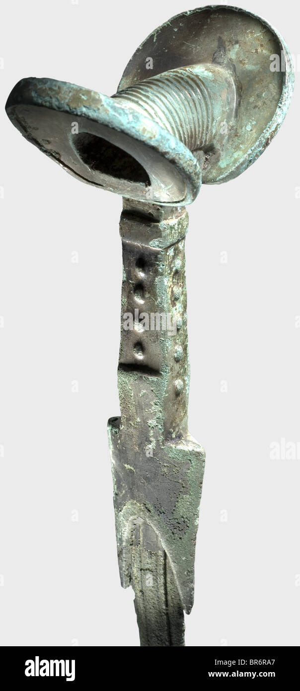 Una spada di bronzo del Luristan, circa 1200 a.C. bronzo con patina verde. Lama sottile, leggermente piegata (specialmente verso il punto) con tre creste su entrambi i lati. Impugnatura a V con impugnatura angolata, a gradini e a battuta. Impugnatura caratteristica a ventaglio con pommel scanalato. Ricerca archeologica pulita. Lunghezza 92 cm. Storico, storico, antico mondo, antico mondo, antichi tempi, oggetti, oggetti, alambicchi, clipping, cut-out, cut-out, cut-out, Foto Stock