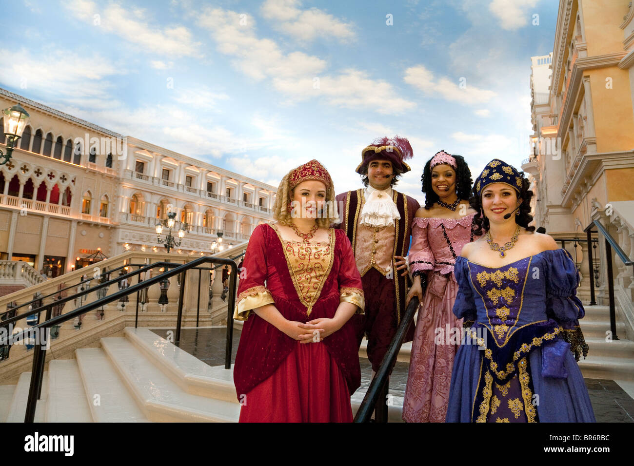 Cantanti in costume che pongono in Piazza San Marco, la Venetian Hotel Las Vegas Stati Uniti d'America Foto Stock