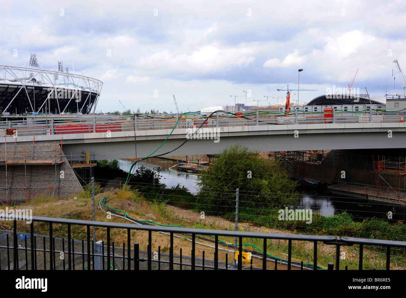 Il fiume Lee che scorre sotto il ponte al 2012 Olimpiadi di estate Venue - London Foto Stock