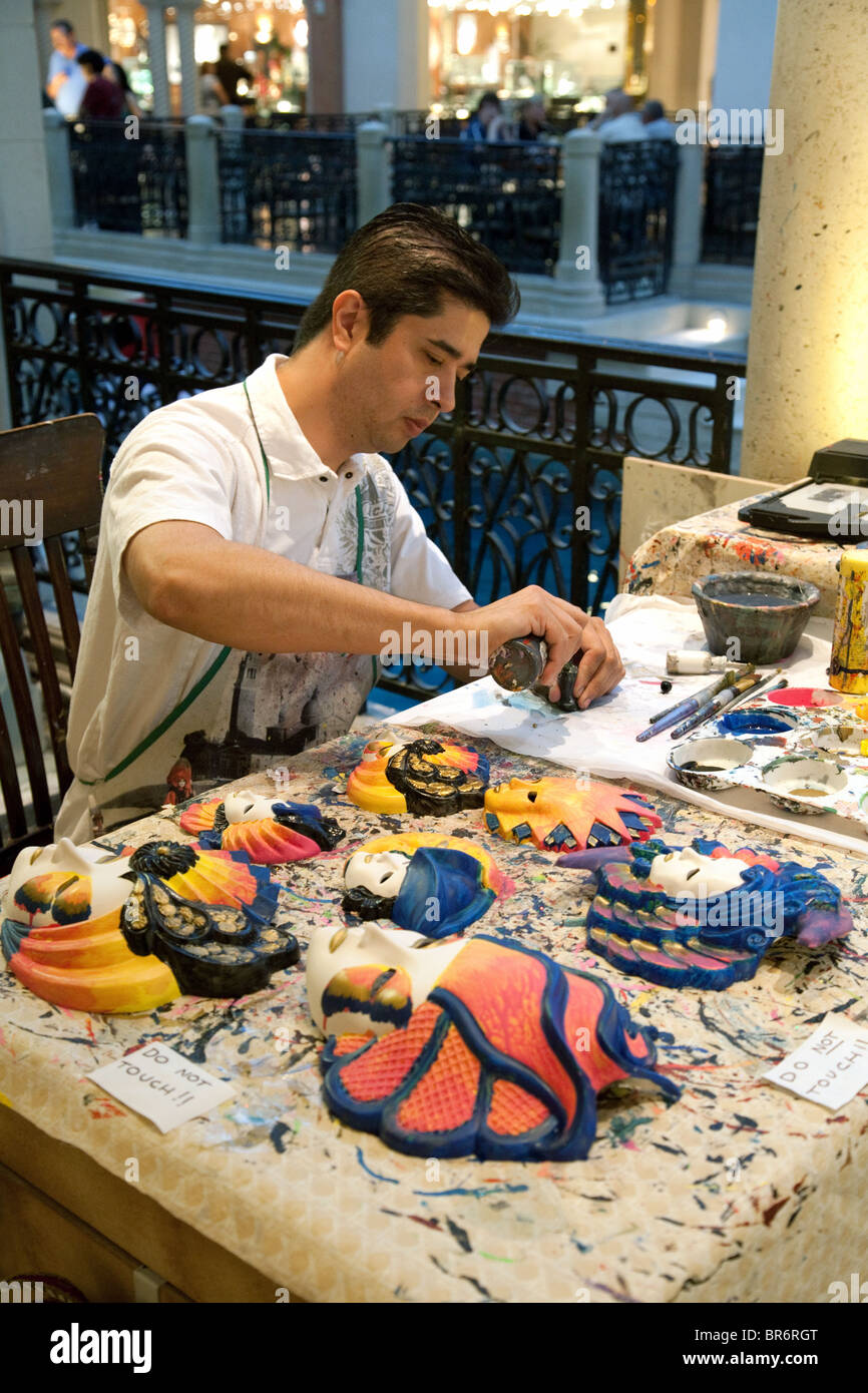 Un artigiano rendendo e pittura maschere veneziane, Venetian Hotel Las Vegas Stati Uniti d'America Foto Stock