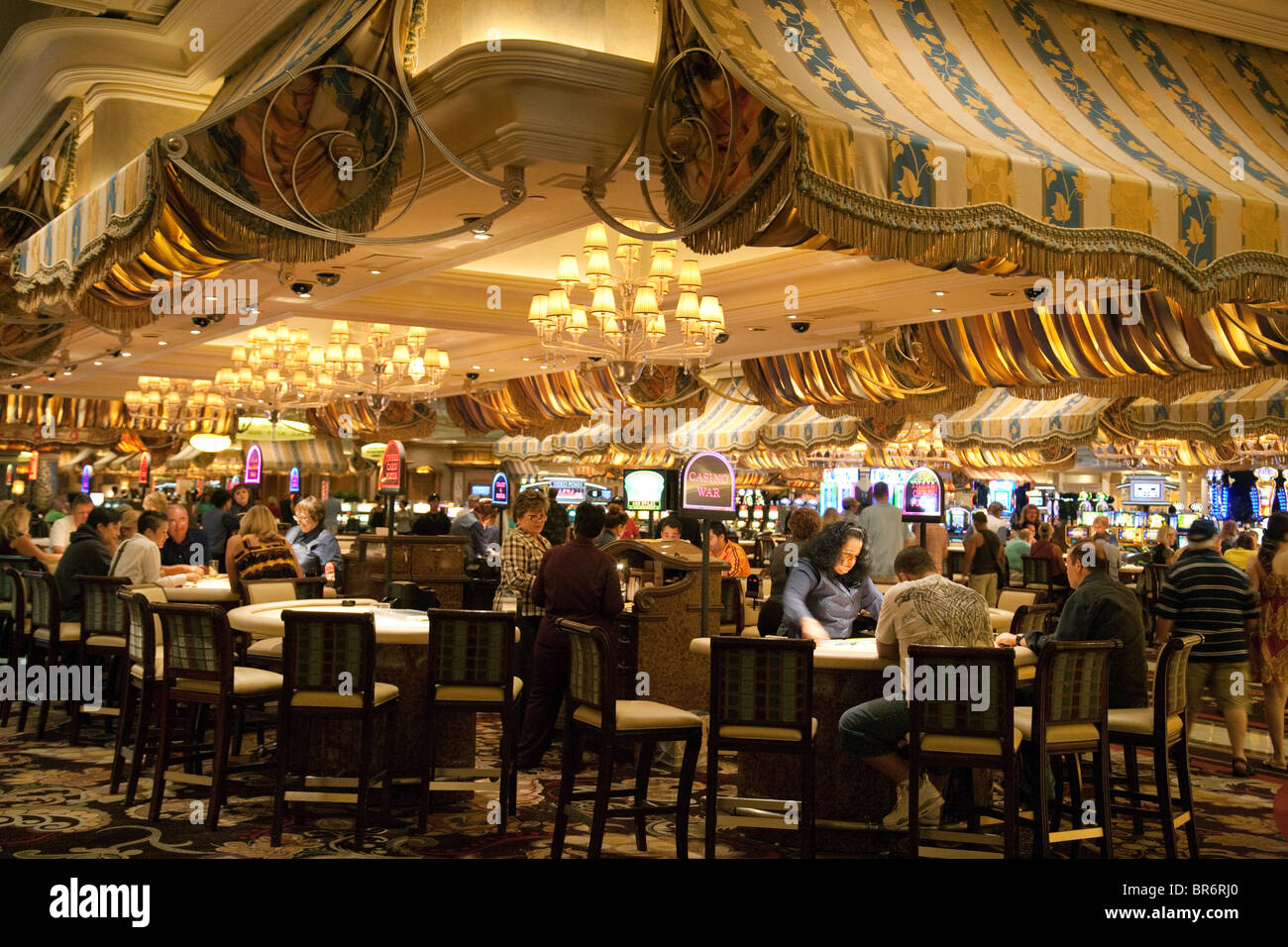 Persone giocare a Blackjack all'interno del Bellagio Hotel and Casino, la striscia di Las Vegas Stati Uniti d'America Foto Stock