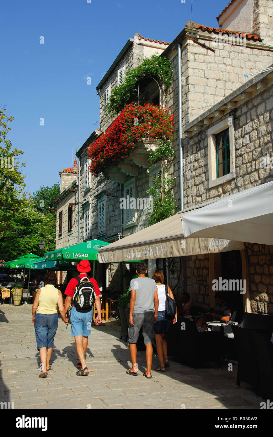 STON, penisola di Peljesac Croazia. I turisti ad esplorare le strade della città. Foto Stock