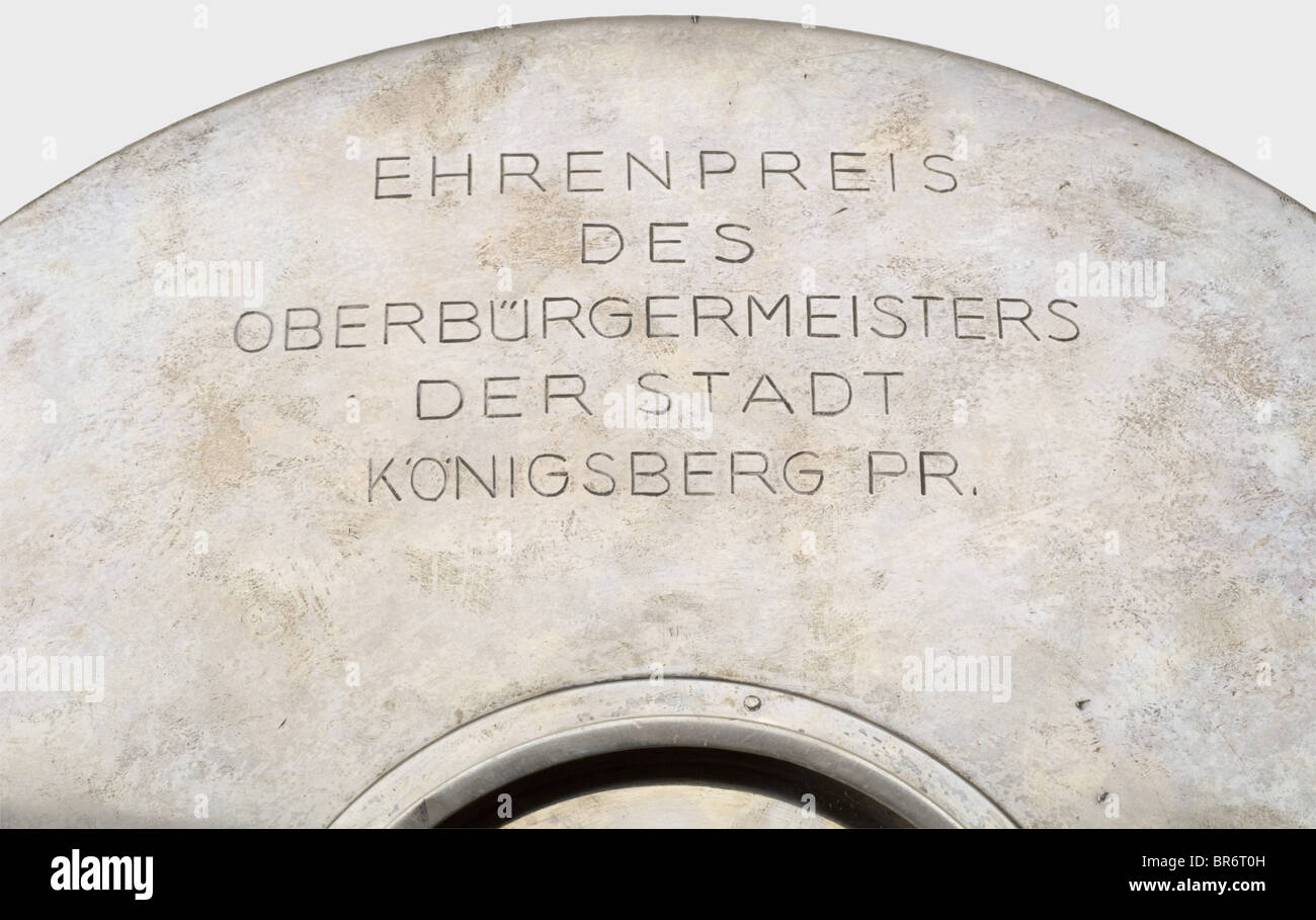 Generale der Flieger Friedrich Christiansen (1879 - 1972) - un piatto di ambra e argento, 'Ehrenpreis des Oberbürgermeisters der Stadt Königsberg Pr.', (premio D'Onore dato dal sindaco di Königsberg, Prussia) 1935. Argento, forma rotonda, l'interno interamente coperto da tre cerchi concentrici di ambra, al centro una placca d'argento con l'incisione 'Oberst Fr. Christiansen Deutschlandflug 1935', sul retro la dedica e il marchio precedentemente citati '935 SBM' e una lettura della targa d'argento (trasl.) 'Marade in the National Amber Manufactory Ltd. Königsberg, P, Foto Stock