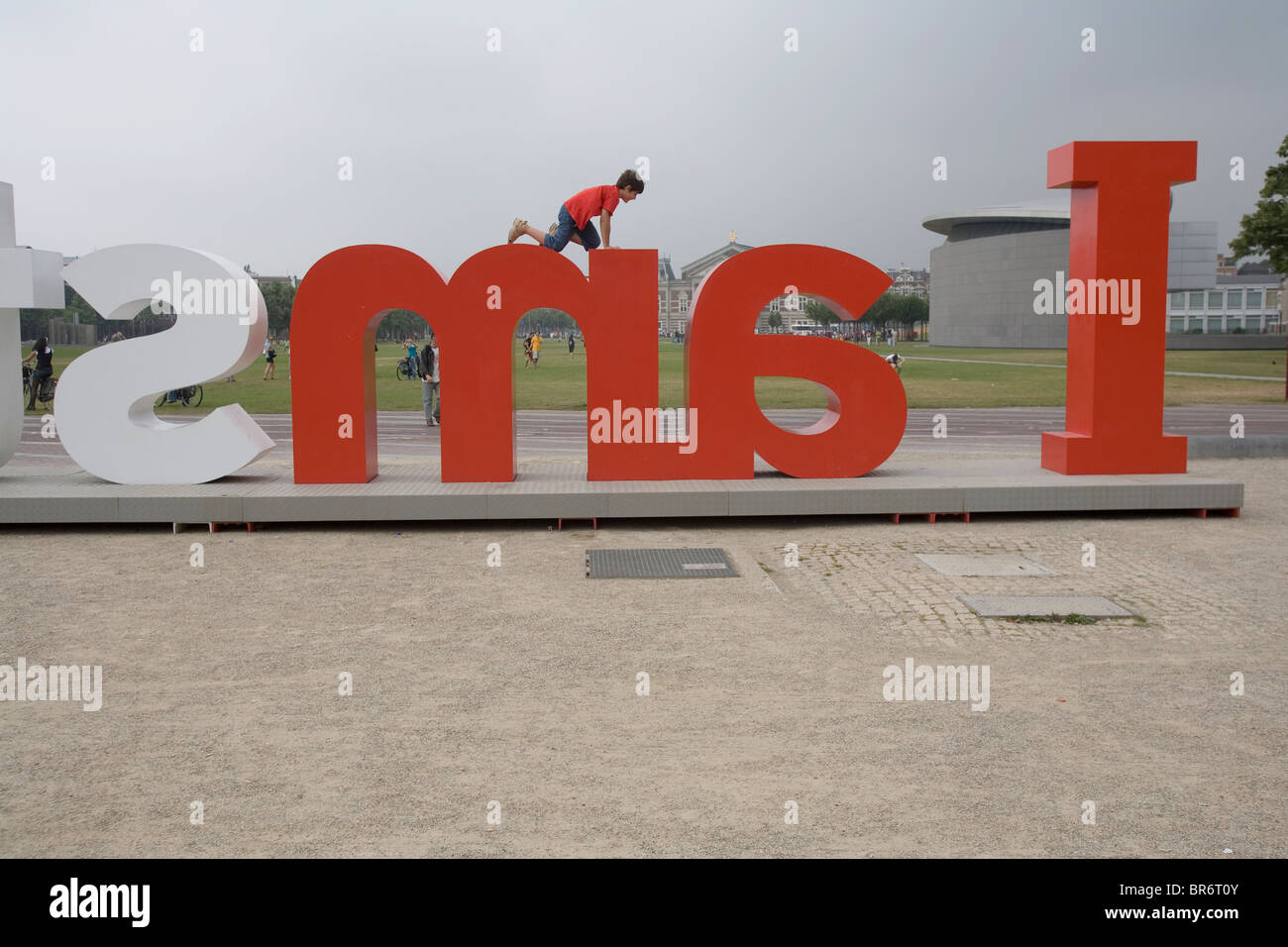 Un bambino gioca sul 'I amsterdam ' la scultura al Museumplein Amsterdam Olanda. Foto Stock