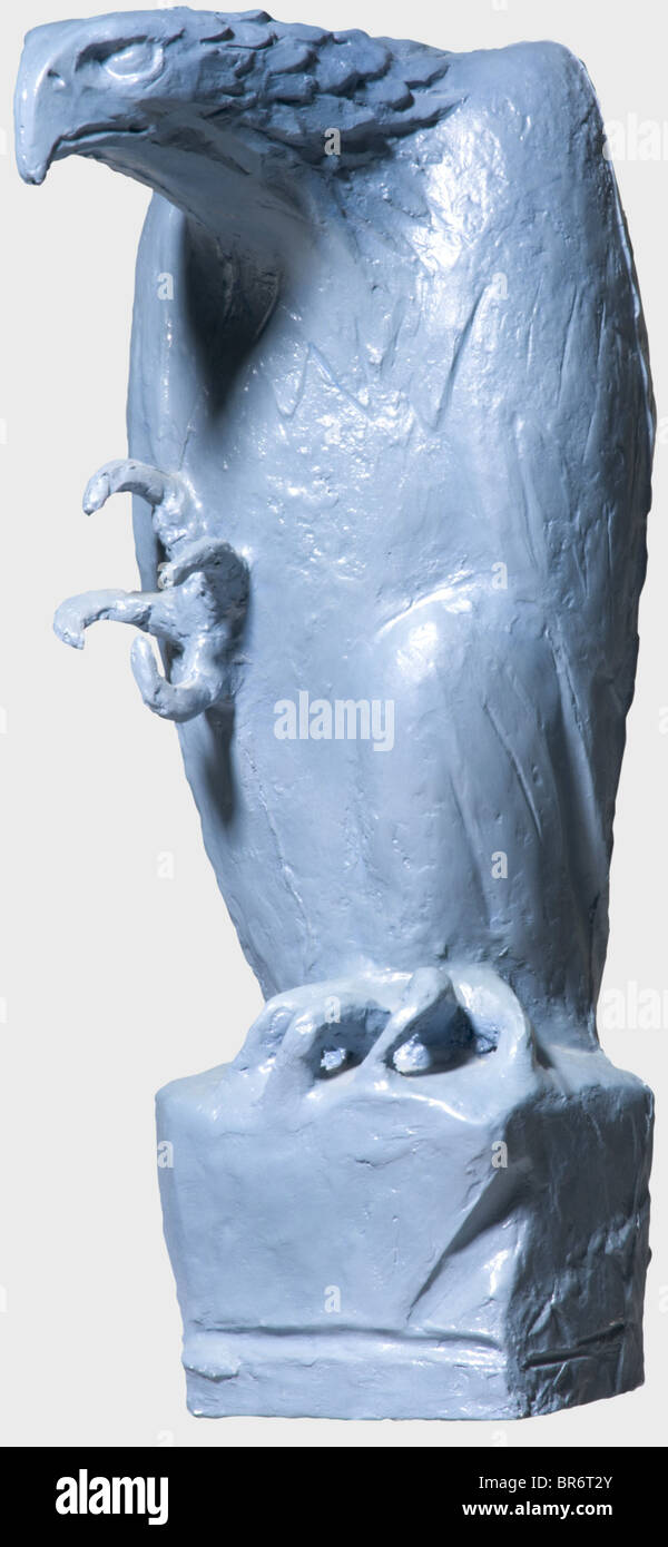 Fritz Behn (1878 - 1970) - un'aquila blu., un modello di intonaco dipinto di blu di un'aquila perching con la testa che si inclina in avanti ed il talons di destra si sparsa. Altezza ca. 46 cm. Viene fornito con gli schizzi di disegno corrispondenti sulla carta e quattro altre immagini delle aquile. Il Professor Fritz Behn, studente del 1898-1900, fu professore dopo il 1925 all'Accademia di Belle Arti di Monaco, Professore di scultura di Vienna 1939-1945. Tra le sue opere più conosciute ricordiamo la Statua coloniale di Brema, la Statua di Bismarck al Deutsches Museum di Monaco, nonché i ritratti di Rilke, Foto Stock