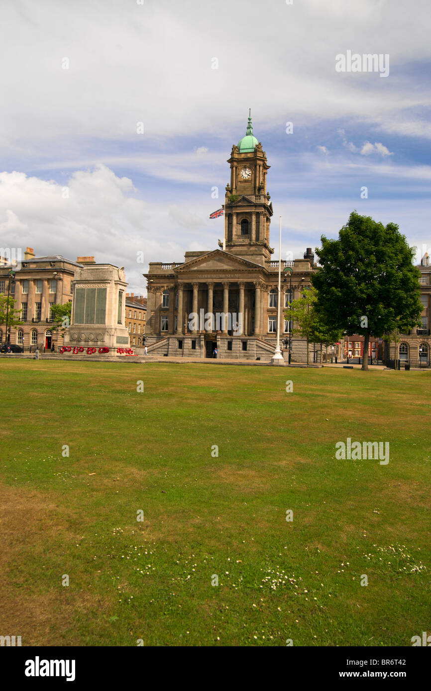 Hamilton Square e Birkenhead Town Hall che è ora il Wirral Museum. Foto Stock