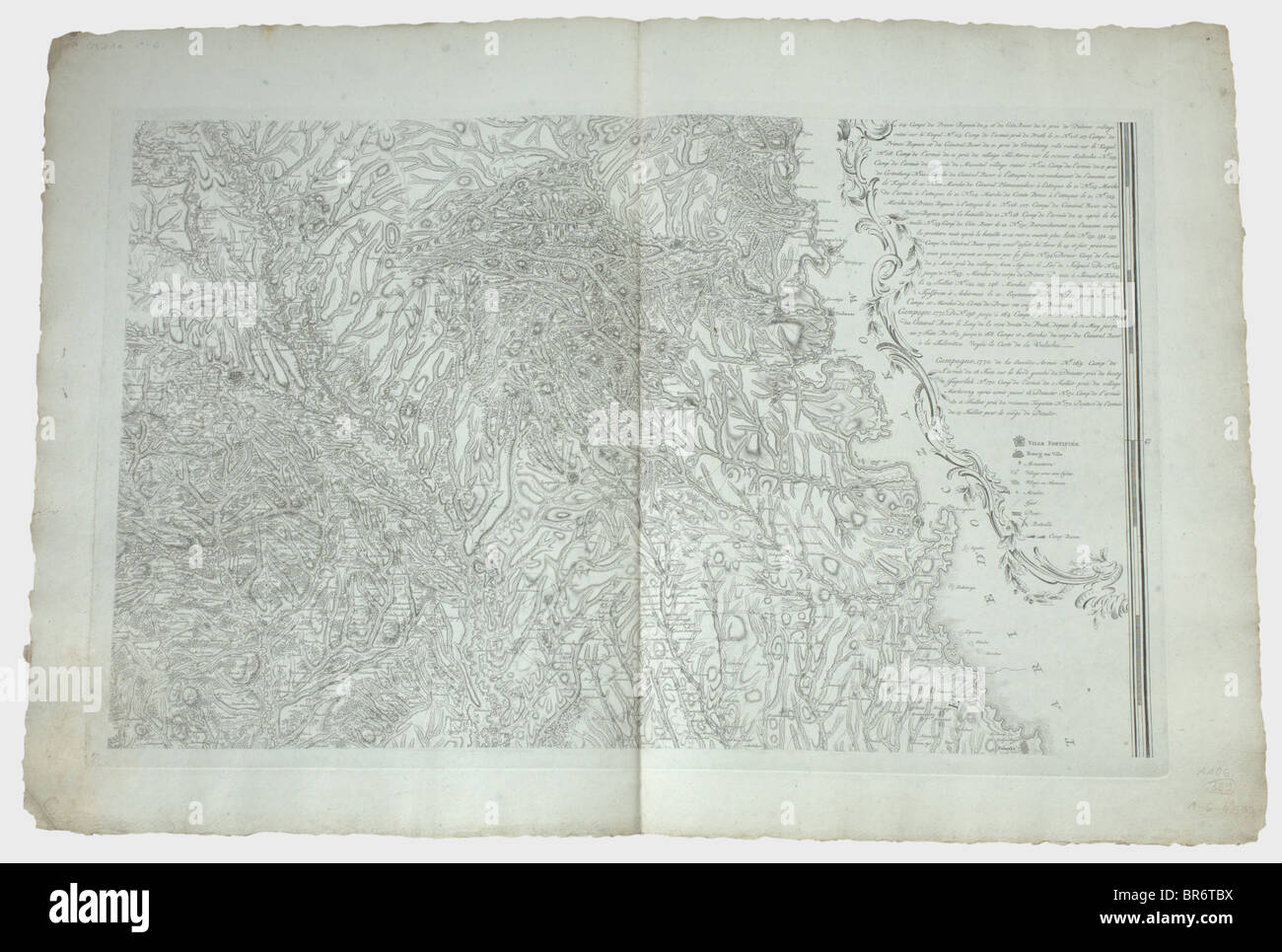 Una mappa in sei pezzi della Moldavia, intitolata 'Carte de la Moldavie pour servire à l'Histoire militaire de la guerre entre les Russes et les Turcs', pubblicata dal tenente generale F.G. de Bawr, 1775 o 1783. Tutti i fogli hanno la stessa dimensione (ca. 100 x 70 cm), incisa da Schley & Schenk, Amsterdam. I sei fogli sono tutti piegati una volta e formano una mappa del teatro rumeno della guerra 1768 - 1774. I bordi si strappano leggermente in alcuni luoghi, ma non arrivano nell'immagine stessa. Senza taglio. Storico, storico, 18th secolo, fotografia, foto, fotografie, oggetto, oggetti, alambicchi, clip, Foto Stock