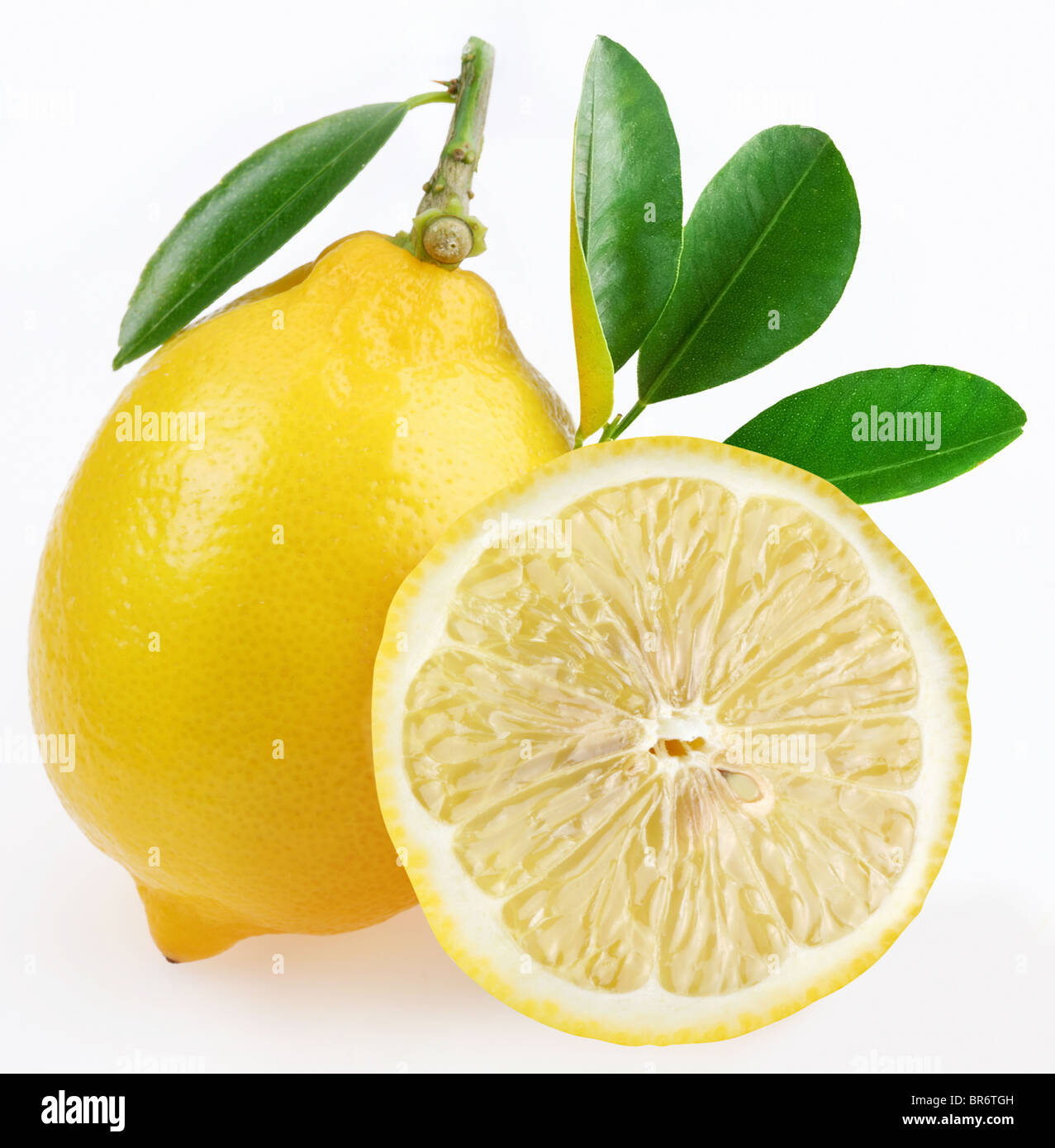 Mature limone con fette e foglie su uno sfondo bianco. Foto Stock