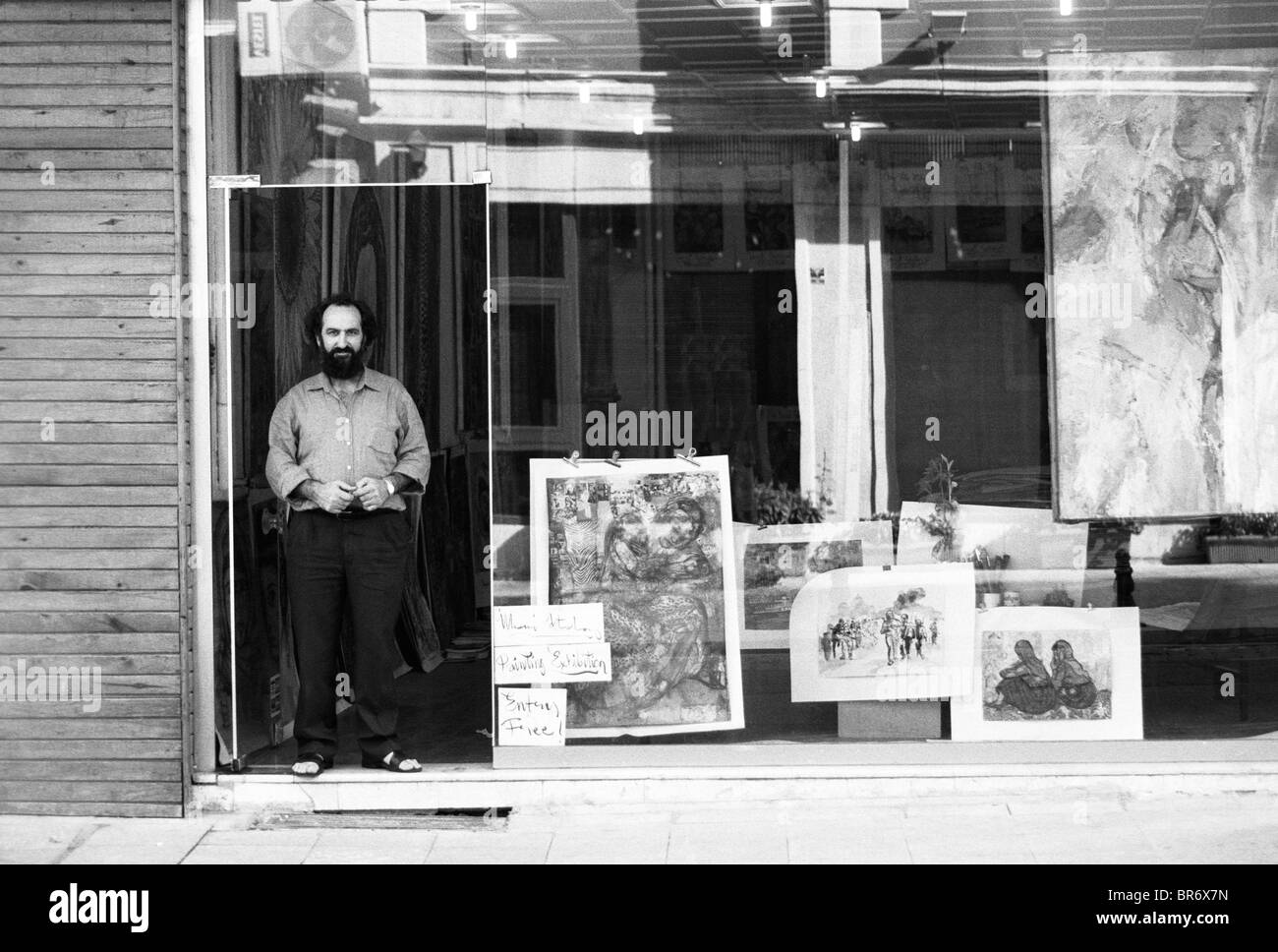 Artista Ilhami Atalay sorge fuori la sua galleria Sanat Galerisi ad Istanbul in Turchia. Foto Stock
