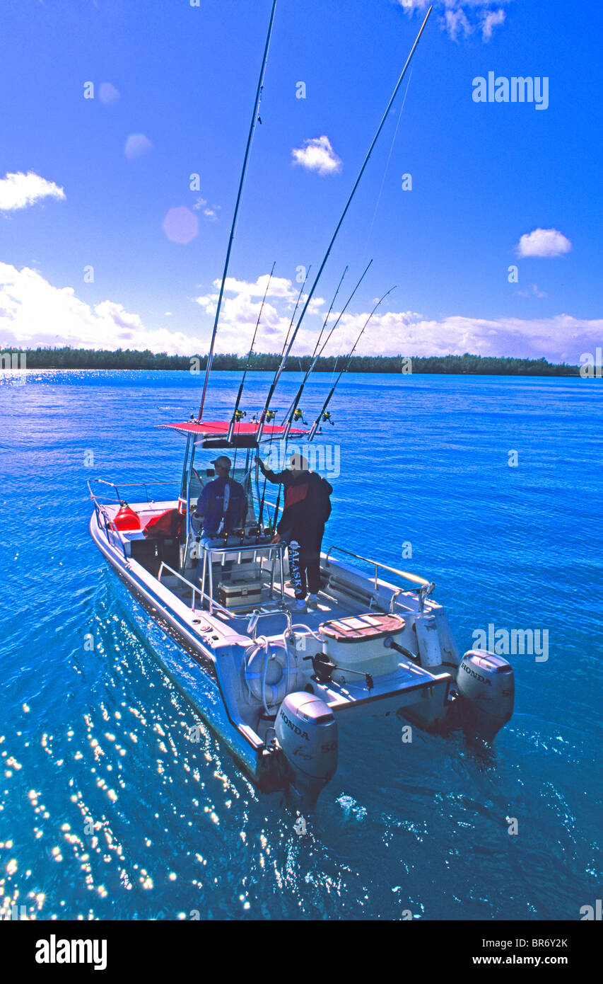 Una pesca sportiva in barca alla laguna su atollo di Midway Hawaii. Foto Stock