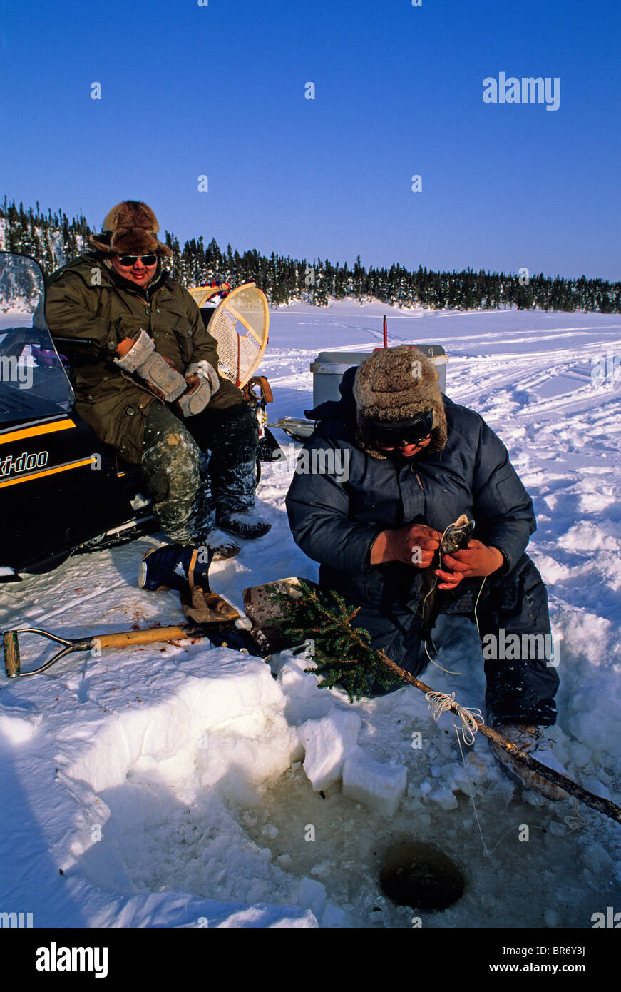 Indiani Cree cacciatori e pescatori sganciare una trota di lago Ungava Quebec. Foto Stock