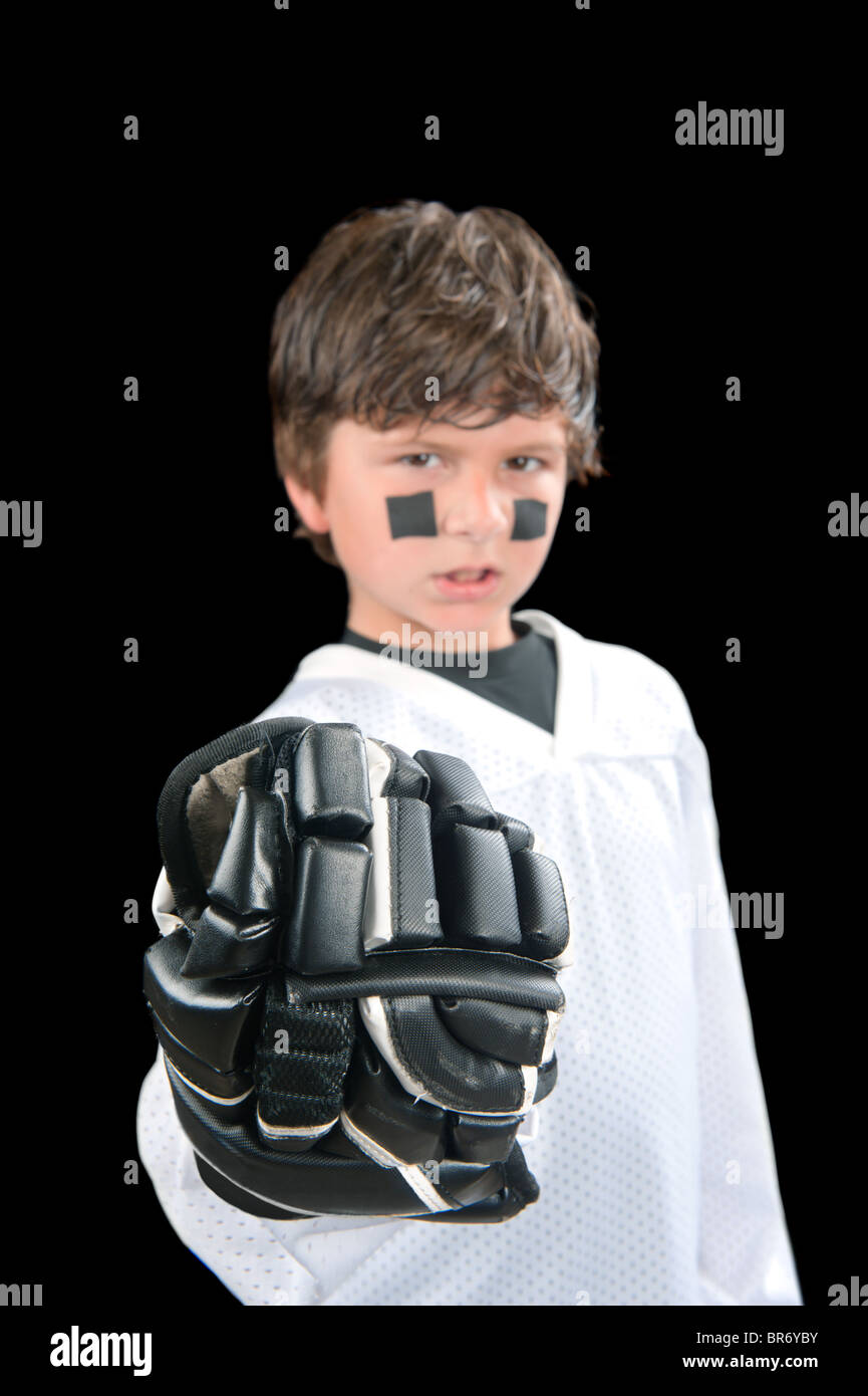Un giovane giocatore di hockey dà un pugno con il suo guanto protettivo. Messa a fuoco selettiva è sul guanto. Foto Stock