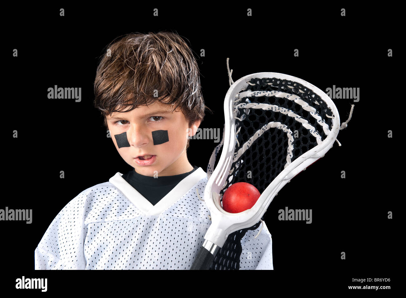 Un sudato ragazzo giovane pone con la sua lacrosse stick (crosse) dopo una partita. Foto Stock