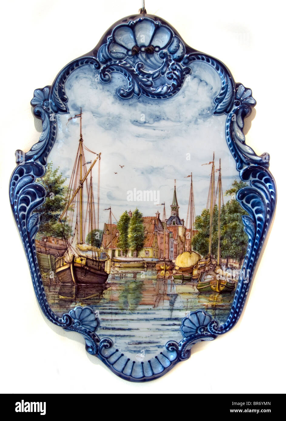 Royal Tichelaar Makkum piastrelle ceramiche piastrelle Frisia Paesi Bassi vecchia barca a vela nave Sneek Foto Stock