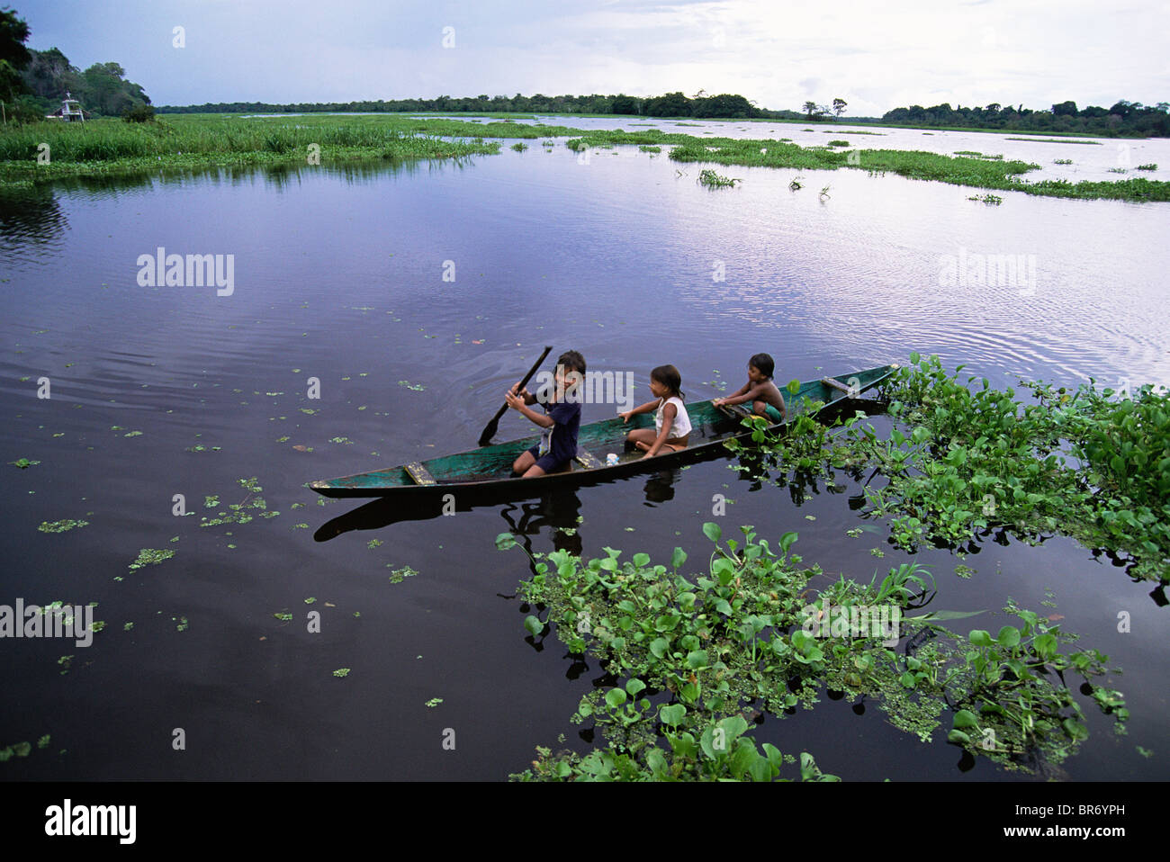 I bambini in canoa, Jaraua village, Mamiraua Ecol. Stn, Amazonas, Brasile Foto Stock