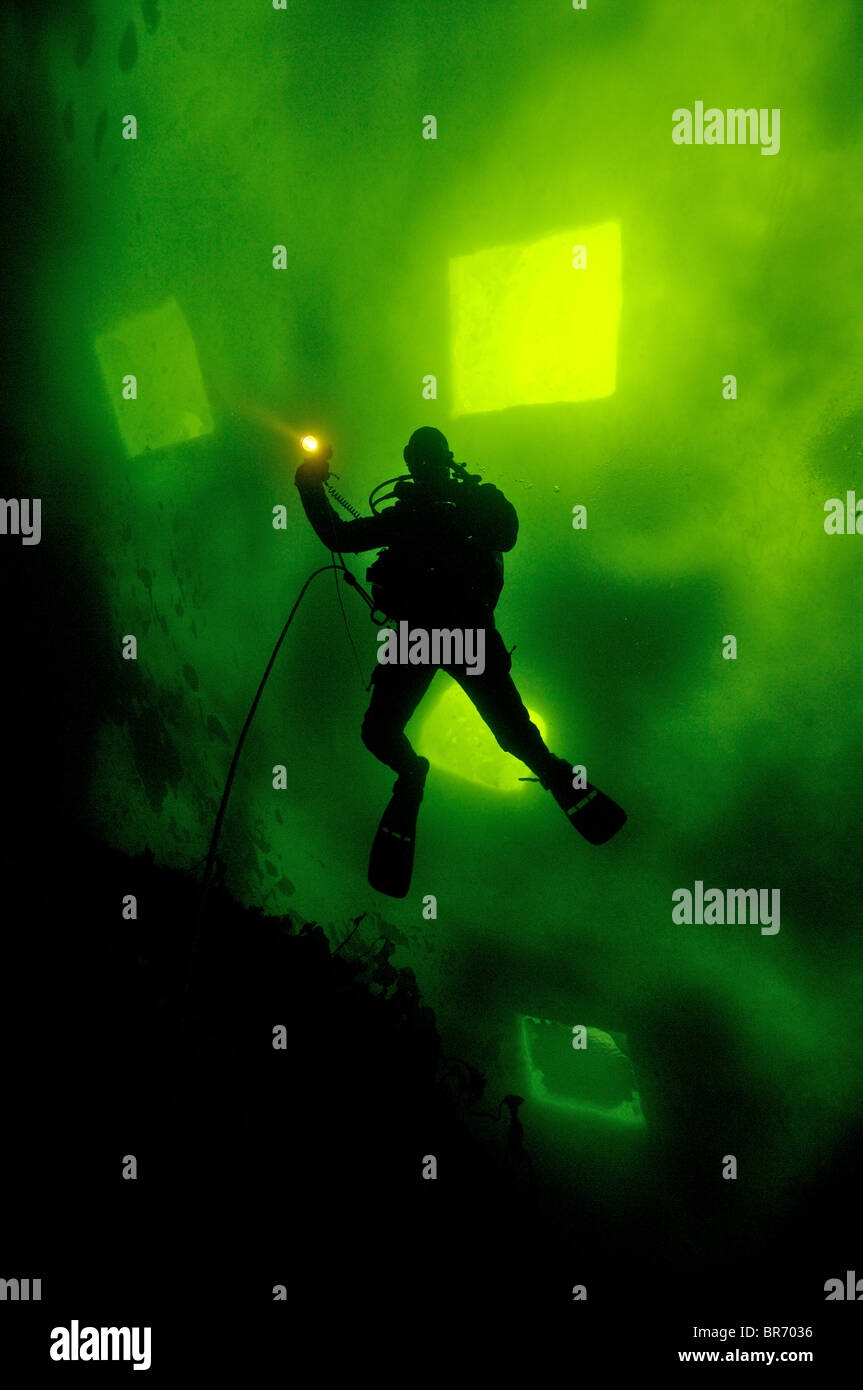 Subacqueo di ghiaccio sotto il ghiaccio, Mare Bianco, Russia settentrionale Marzo 2008 Foto Stock