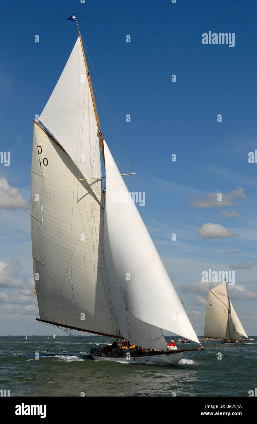 Lady Anne e 'Tuiga' sotto la vela durante il giro dell'isola, la razza, il British Classic Yacht Club Regatta, Cowes Classic Week, Lug Foto Stock