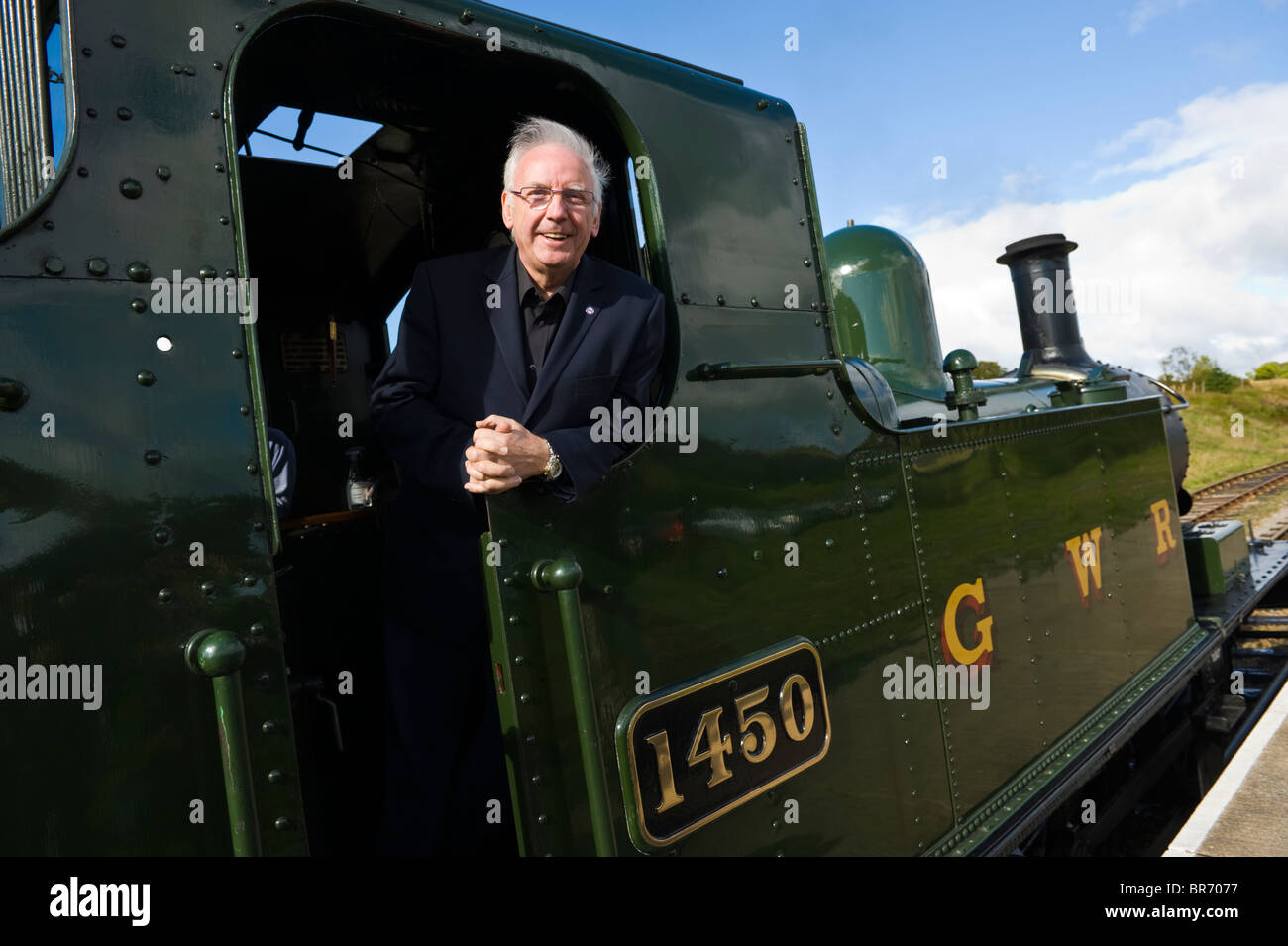 Pete Waterman appassionato di ferrovie e record producer illustrato apertura Blaenavon elevato livello station Foto Stock