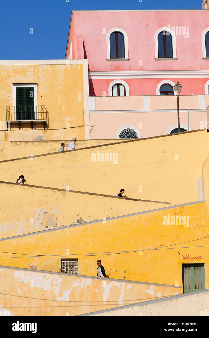 Gli edifici formano un passaggio pedonale in città costiera, Ventotene, Isole Pontine, Italia 2008 Foto Stock