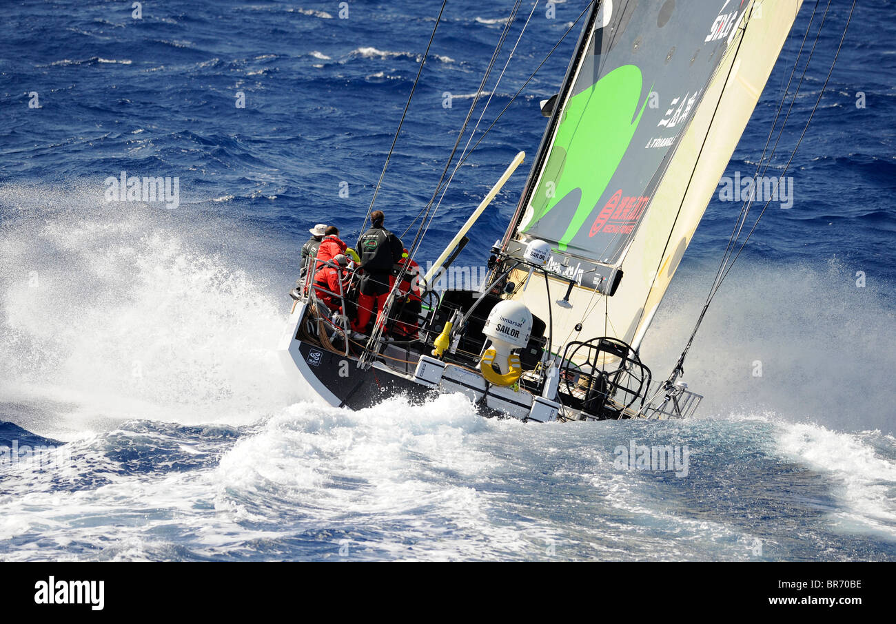 Green Dragon arrotonda il brasiliano isola di Fernando de Noronha, durante il decimo Volvo Ocean Race (2008-2009), il 23 ottobre 20 Foto Stock