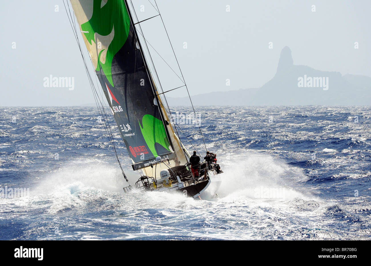 Green Dragon arrotonda il brasiliano isola di Fernando de Noronha, durante il decimo Volvo Ocean Race (2008-2009), il 23 ottobre 20 Foto Stock