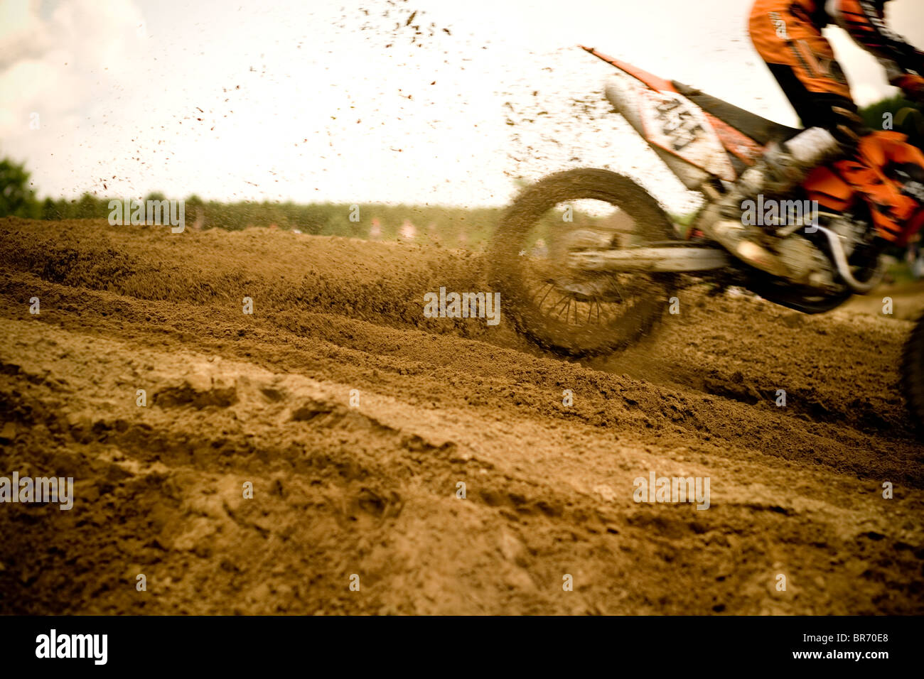 Motocross racer sbarco un salto su di una pista a Toronto in Canada. Foto Stock