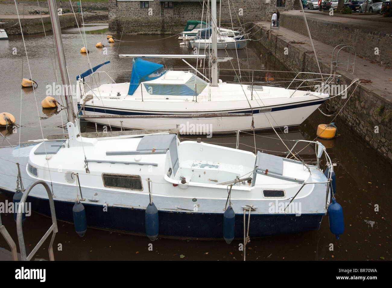 Barche a vela mored nel porto interno di aberaeron Foto Stock