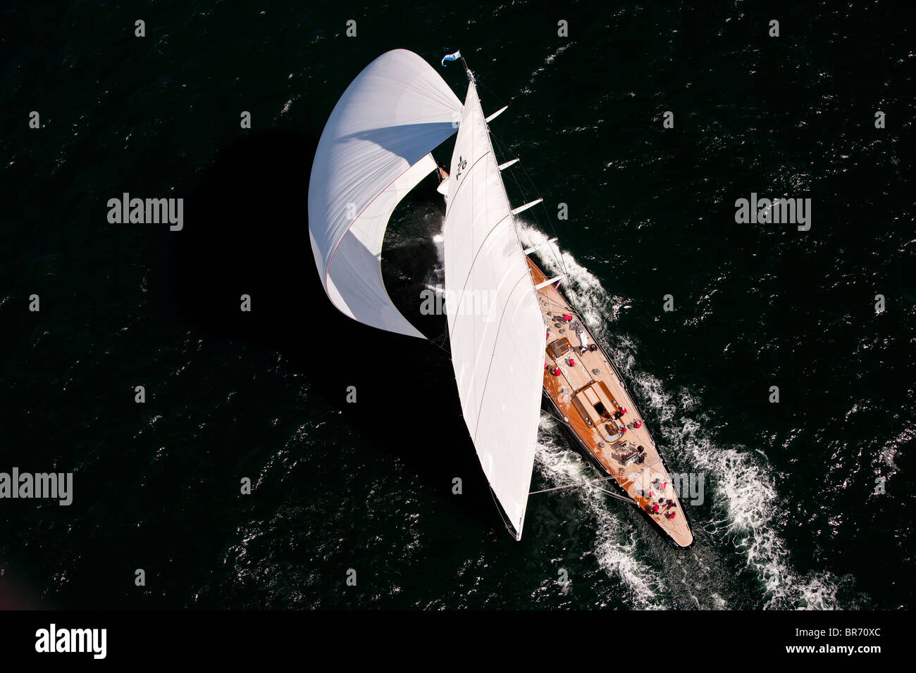 Il premier di J-Class yacht 'Hanuman,' sailing downwind Sotto spinnaker in Newport regata della benna, luglio 2009, Rhode Island, Foto Stock