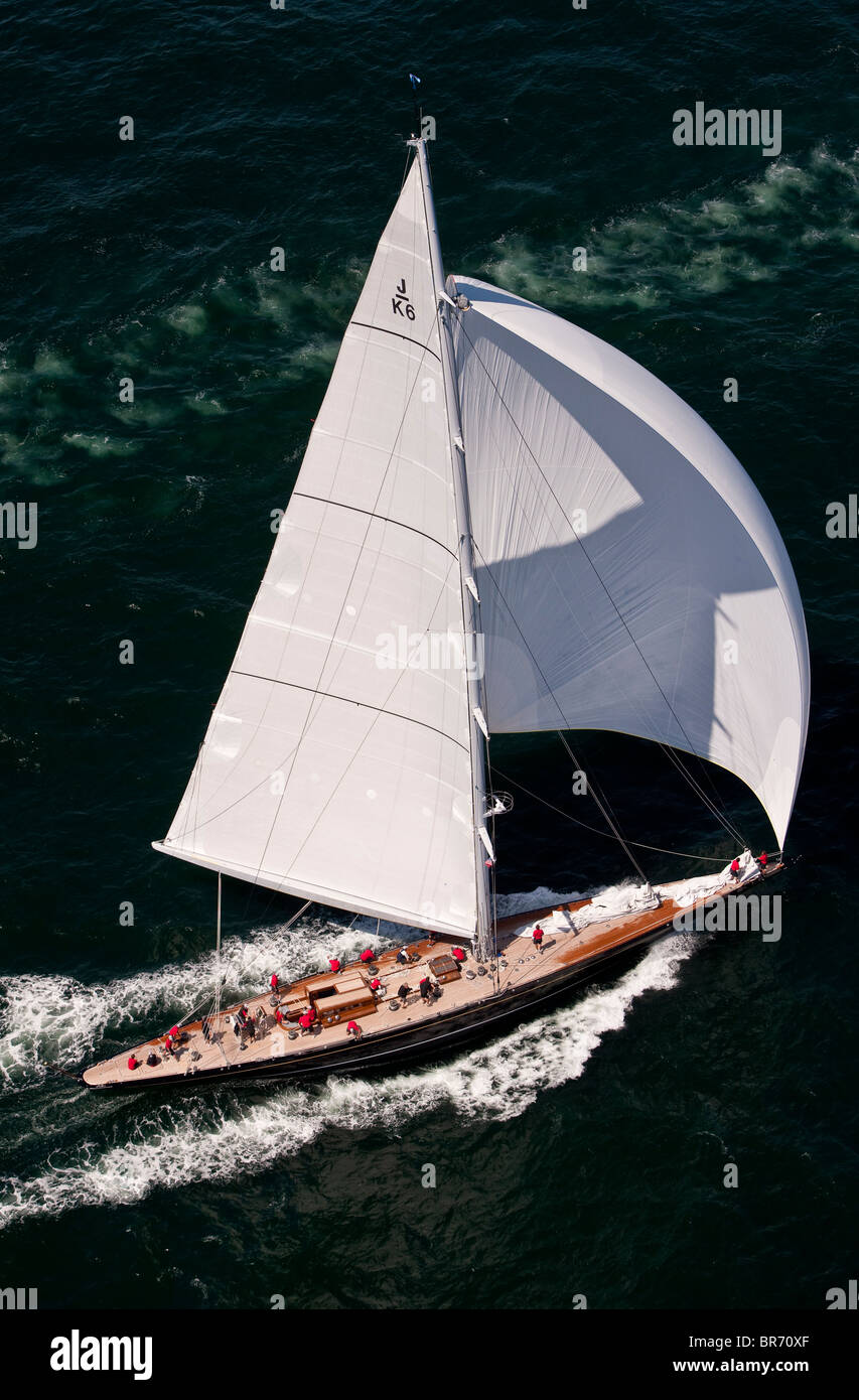 Il premier di J-Class yacht 'Hanuman,' sailing downwind Sotto spinnaker in Newport regata della benna, luglio 2009, Rhode Island, Foto Stock