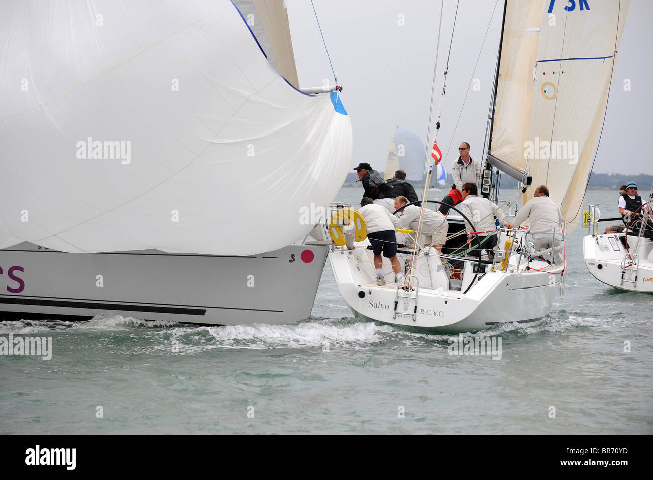 Al di sopra della chiglia e 'Salvo' collidere a Cowes Week, Agosto 2009. Foto Stock