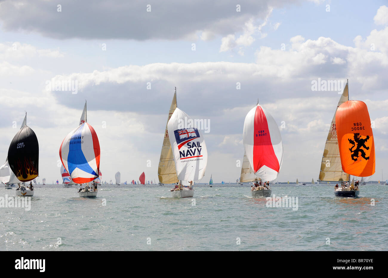 Regate di flotta a Cowes Week, quali "ixes e Sevens', 'Tactix', 'Sail Navy sfida', 'Prime Cut' e 'Gambit', Agosto 2009. Foto Stock