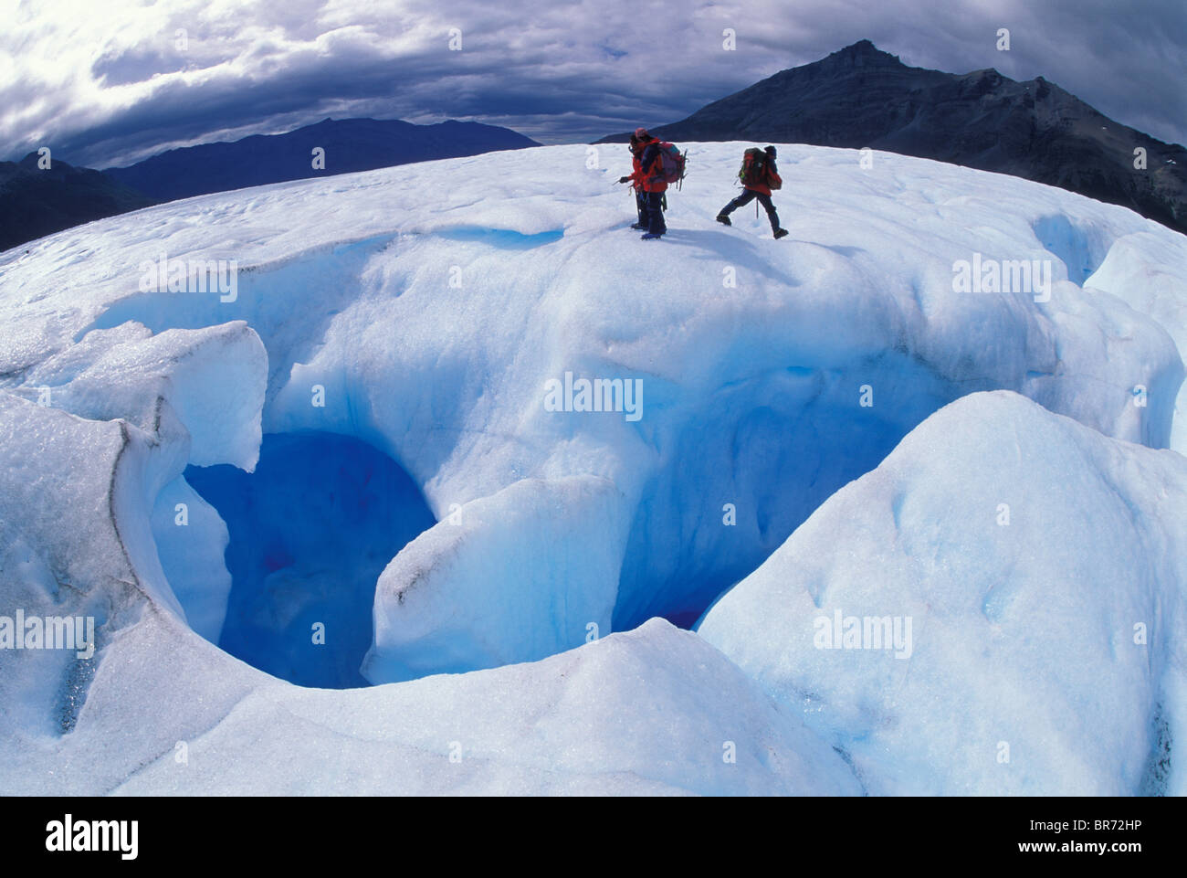 Gli alpinisti preparando per esplorare un crepaccio all'interno del ghiacciaio Perito Moreno, parco nazionale Los Glaciares, Patagonia, Argentina Foto Stock