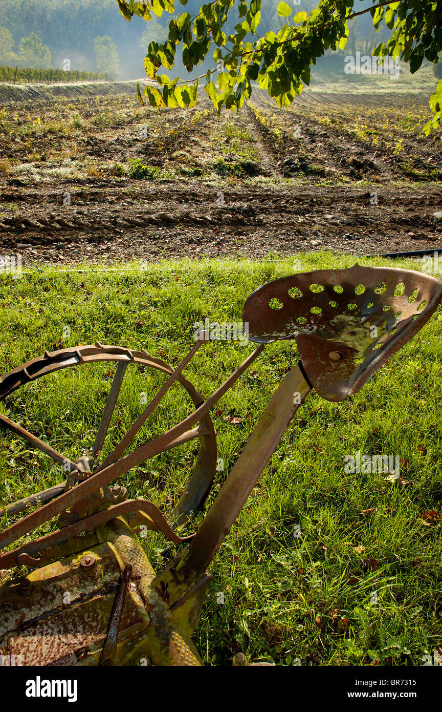 Vecchia Fattoria macchina ruggine in un campo in Toscana Italia Foto Stock