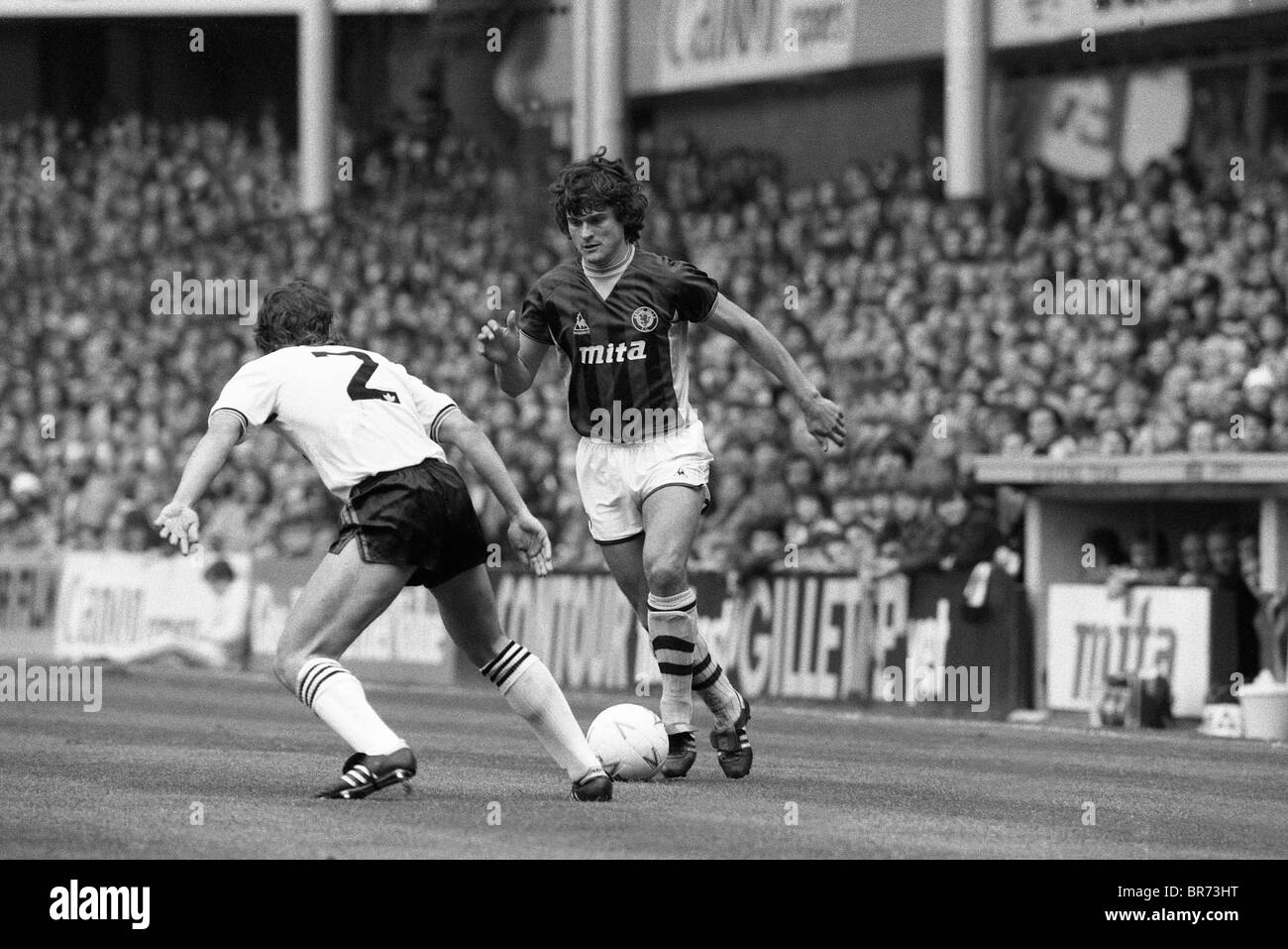 ASTON VILLA V MANCHESTER UNITED A VILLA PARK 6/10/1984 Didier Six e Mike Duxbury. FOTO DI DAVID BAGNALL Foto Stock