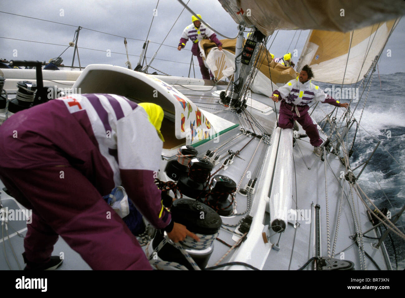 Cambiamento di vela a bordo di 'Carta' durante la Whitbread Round the World Race, 1989-90. Foto Stock