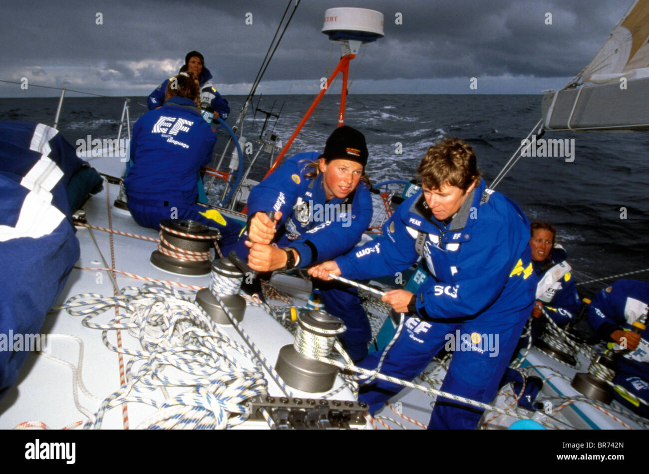 EF lingua con un equipaggio femminile in gara la Whitbread Round the World Race, 1997. Foto Stock