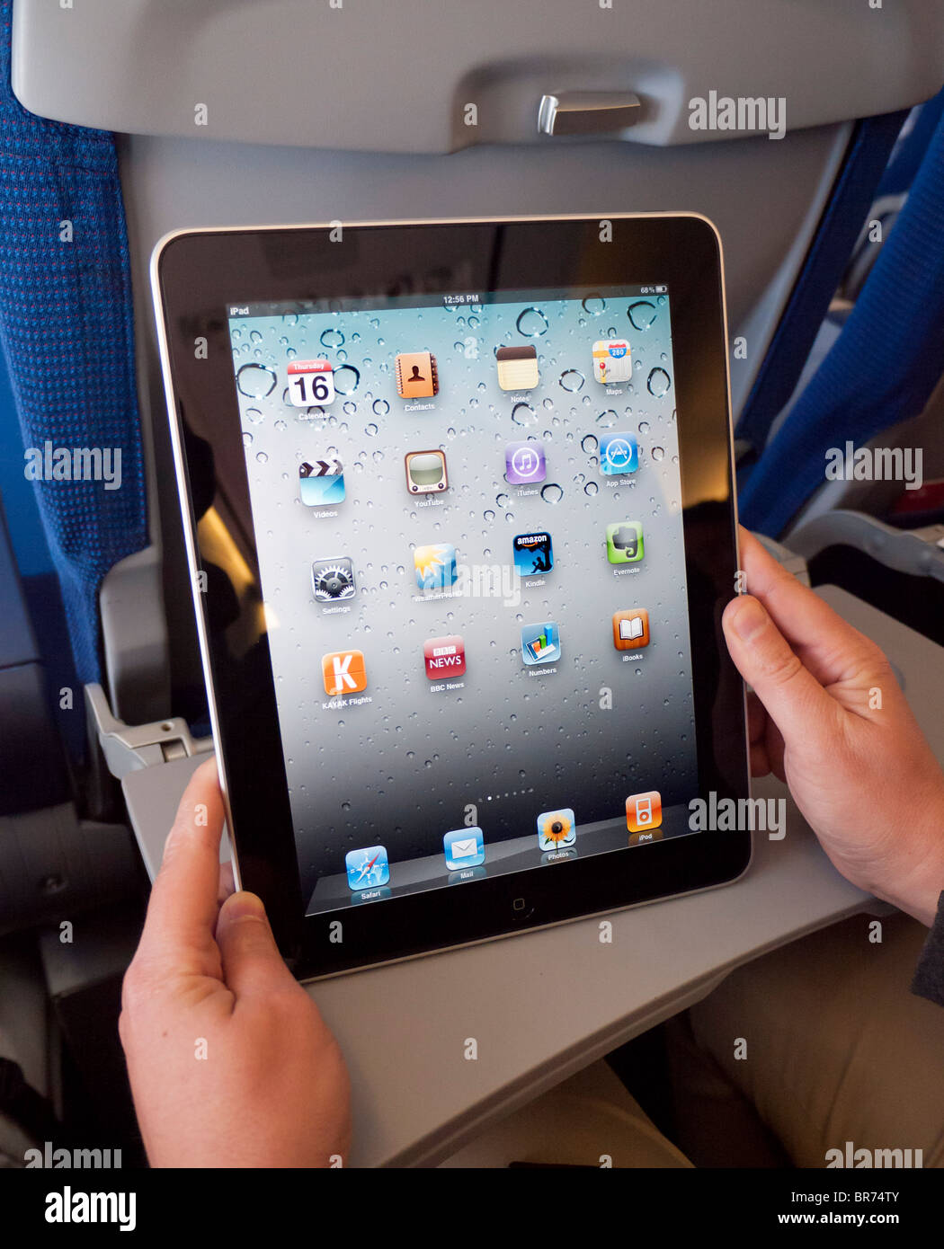Donna che utilizza iPad computer tablet quando si vola su aerei per il trasporto di passeggeri Foto Stock