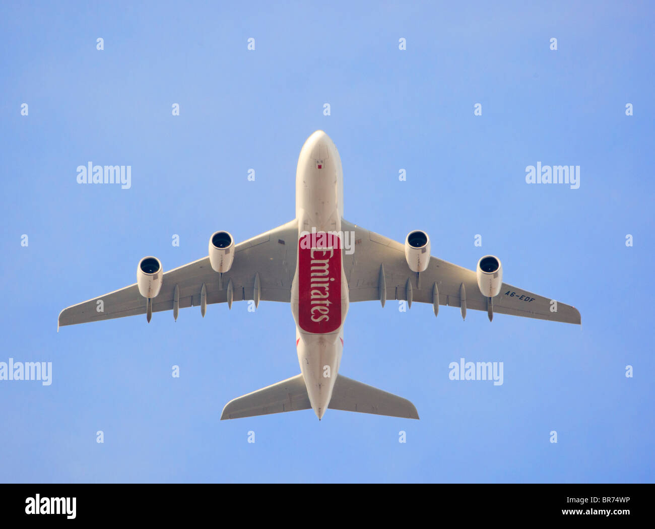 Emirates Airlines Airbus A380 flying overhead contro un cielo blu Foto Stock