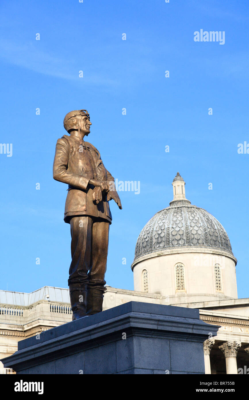 Statua di Sir Keith Park sul quarto zoccolo in Trafalgar Square Foto Stock