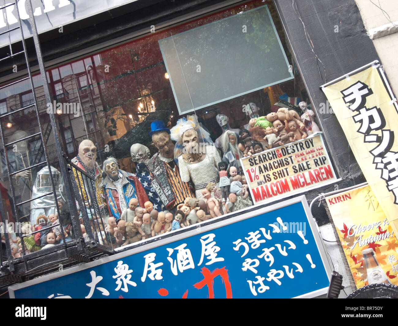 Ricerca e distruggere la vetrina di un negozio di San Marco's Place, New York, Stati Uniti d'America Foto Stock
