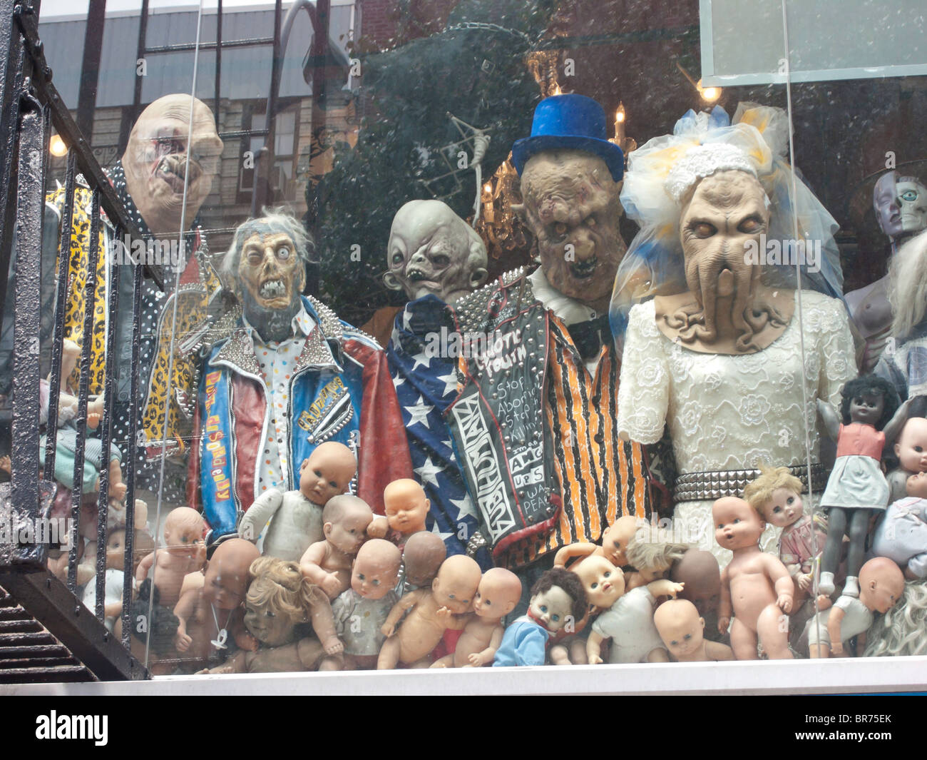 Ricerca e distruggere la vetrina di un negozio di San Marco's Place, New York, Stati Uniti d'America Foto Stock