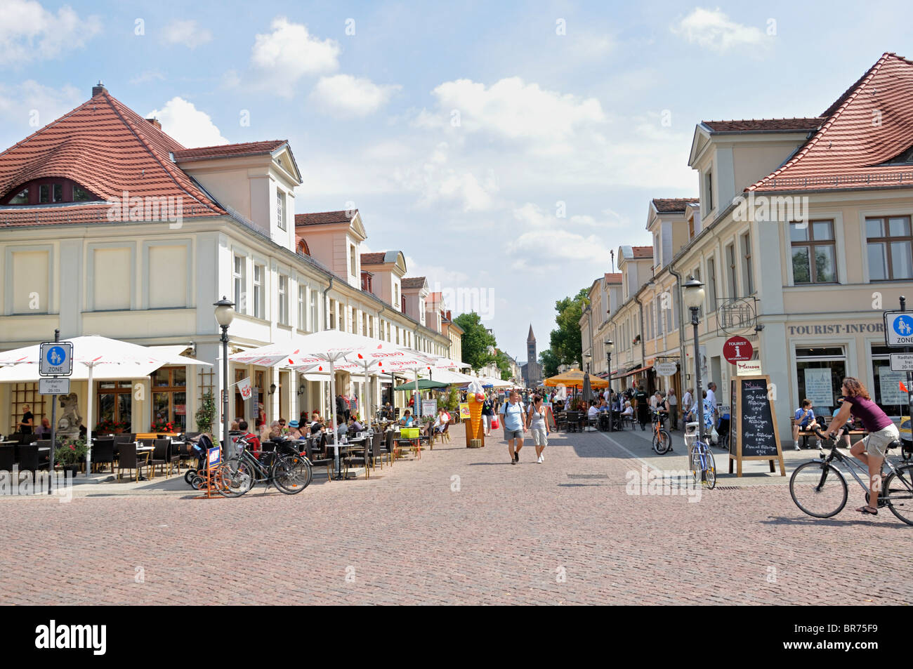 Le persone al Brandenburger Straße zona pedonale con i suoi numerosi negozi Luglio 2010 Potsdam in Germania Foto Stock