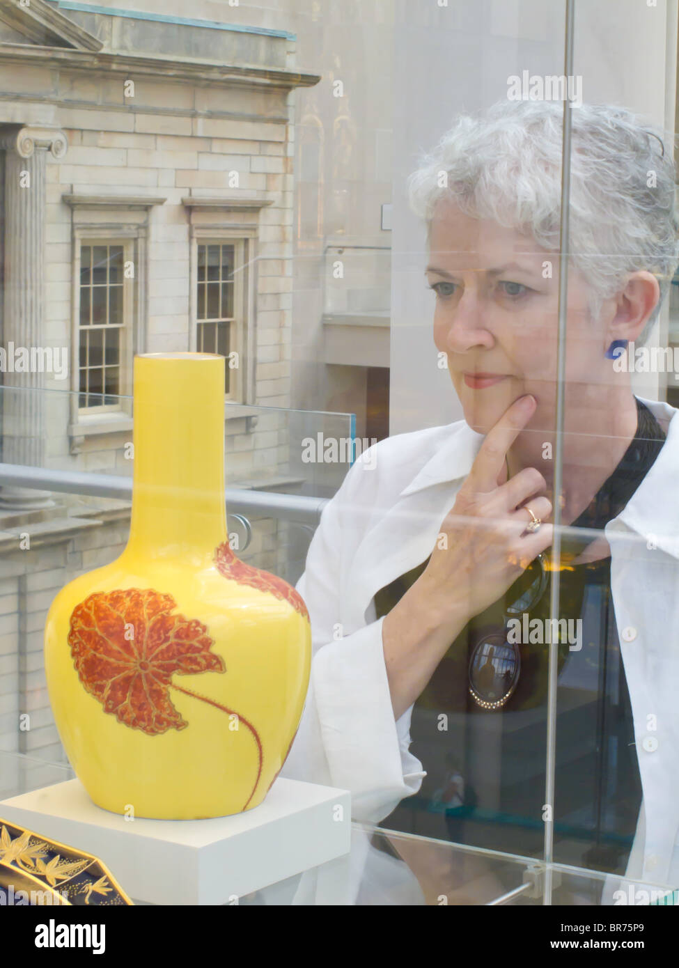 Donna matura Visualizzare il display, il Metropolitan Museum of Art di New York Foto Stock