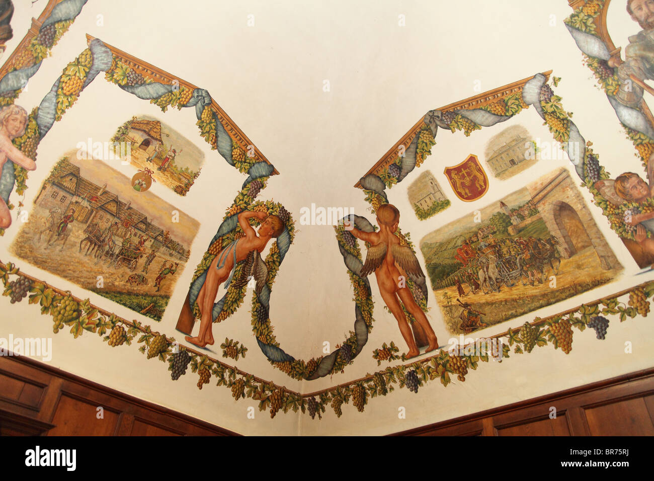 Quadri artistici sul soffitto a Pezinok mansion dove le storiche cantine di vino di Narodni salon vin sono situati. Foto Stock