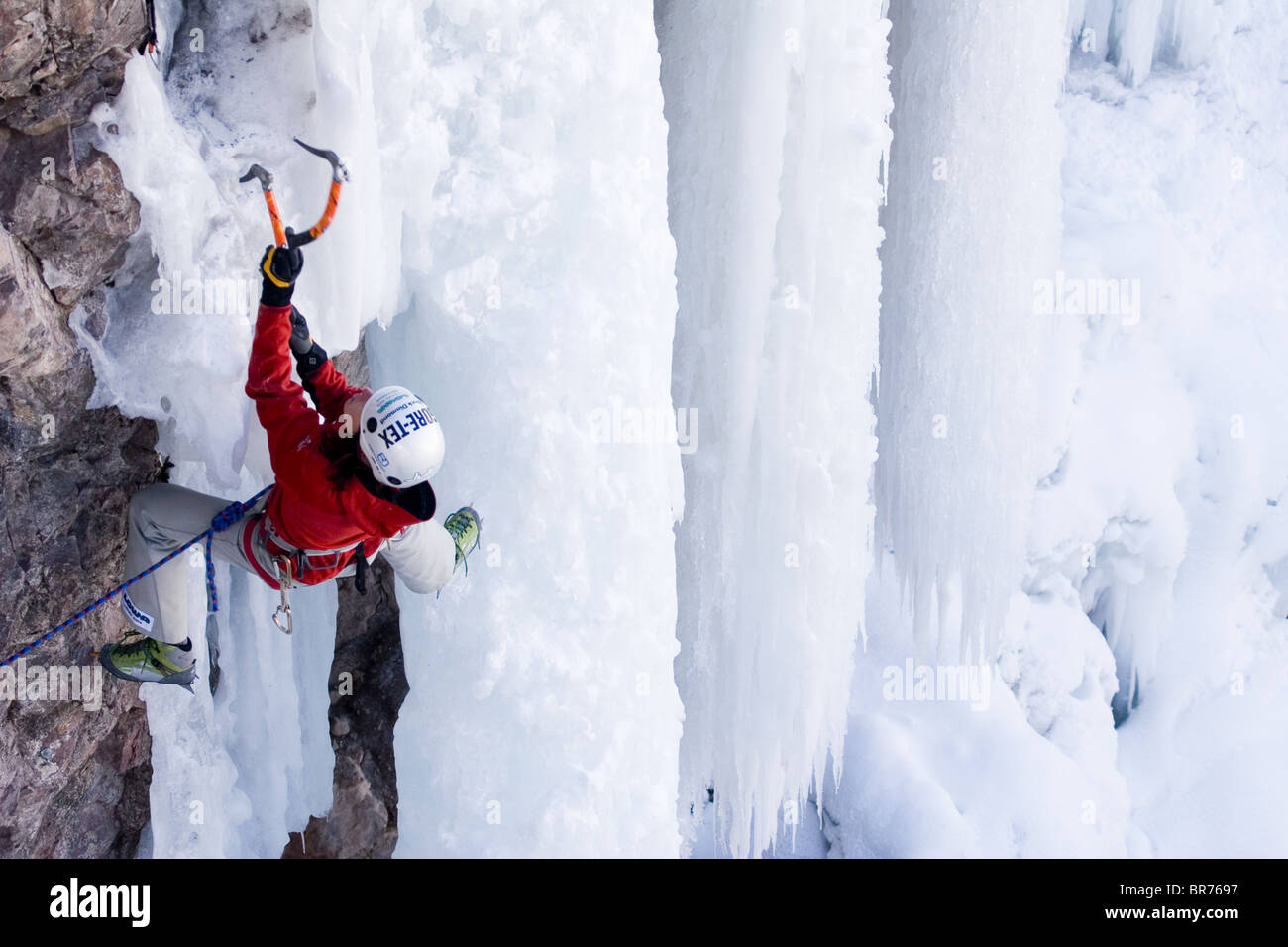 Donna di arrampicata su ghiaccio in Colorado Foto Stock