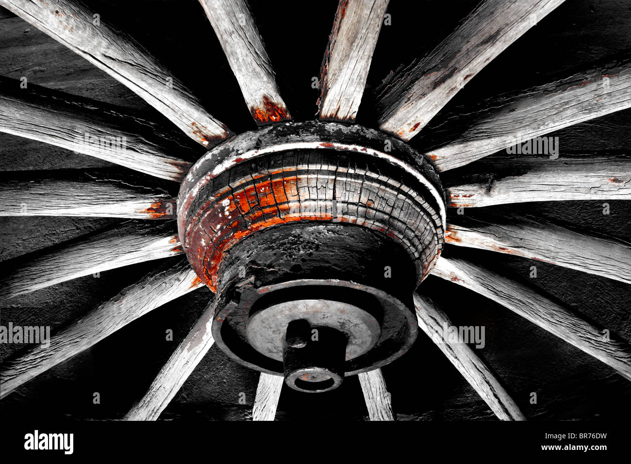 Monocromatico, immagine astratta di un vecchio legno ruota del carro Foto Stock