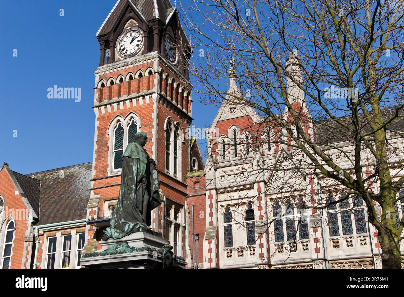 Statua di Michael Arthur (il primo barone Burton) al di fuori del municipio, Burton upon Trent, Staffordshire, Inghilterra Foto Stock